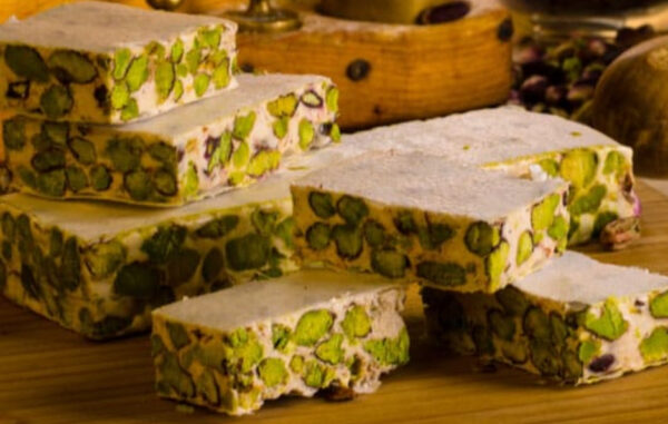 INGREDIENTI: pistacchio (60%), zucchero, miele di Sicilia, sciroppo di glucosio, albume d’uovo, copertura d’ostia 2% (amido di patata, olio di girasole), aroma naturale di vaniglia. SCADENZA: 12 MESI VALORI NUTRIZIONALI MEDI PER 100 G DI PRODOTTO Valore energetico kcal 538/KJ 2238 Grassi 35,5 g di cui Acidi Grassi Saturi 3,5 g Carboidrati 39,6 g di cui Zuccheri 35,5 g Proteine 11,7 g Fibre Alimentari 6,7 g Sale 0,010 g